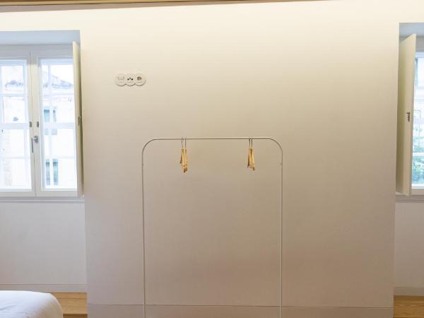 Change The World Hostels - Coimbra - Almedina : photo 3 de la chambre chambre double deluxe avec salle de bains privative