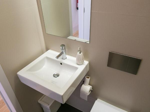 Change The World Hostels - Coimbra - Almedina : photo 8 de la chambre chambre double deluxe avec salle de bains privative