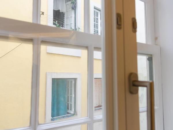 Change The World Hostels - Coimbra - Almedina : photo 9 de la chambre chambre double avec salle de bains privative