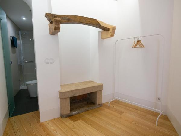 Change The World Hostels - Coimbra - Almedina : photo 5 de la chambre chambre double avec salle de bains privative