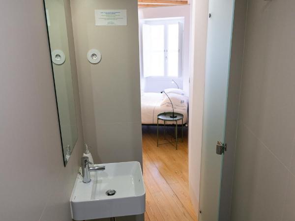 Change The World Hostels - Coimbra - Almedina : photo 10 de la chambre chambre double avec salle de bains privative
