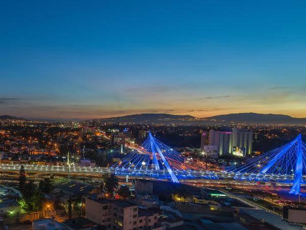 Holiday Inn Guadalajara Select, an IHG Hotel : photo 3 de la chambre chambre lit king-size standard avec douche à l'italienne