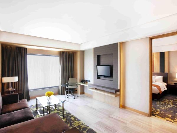 Holiday Inn New Delhi Mayur Vihar Noida, an IHG Hotel : photo 4 de la chambre executive suite with imfl with snacks, at restaurant from 18:00 hours to 20:00 hours