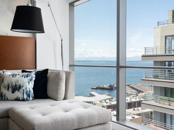 Four Seasons Hotel Seattle : photo 4 de la chambre chambre lit king-size - vue partielle sur baie