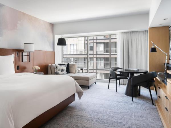 Four Seasons Hotel Seattle : photo 5 de la chambre chambre lit king-size - vue partielle sur baie