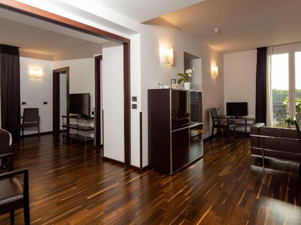 Best Western Hotel Biri : photo 2 de la chambre suite lit king-size avec balcon