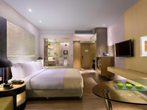 Holiday Inn New Delhi International Airport, an IHG Hotel : photo 2 de la chambre hébergement lit king-size standard - vue sur piscine - non-fumeurs