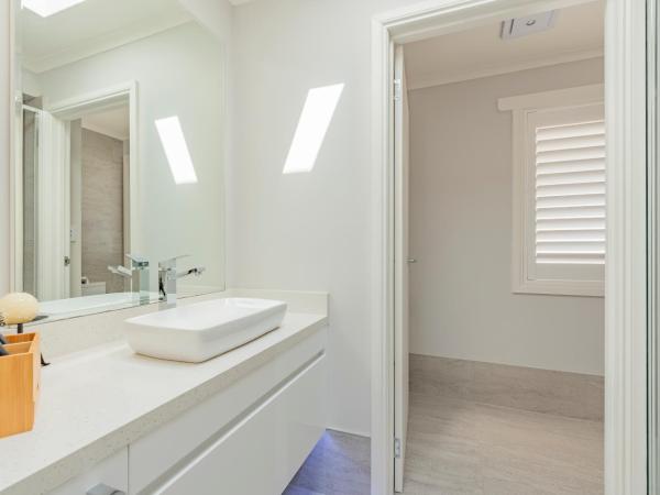 Nature & Relax House, Panoramic sea view, Free parking 37 : photo 3 de la chambre chambre lit queen-size avec salle de bains commune