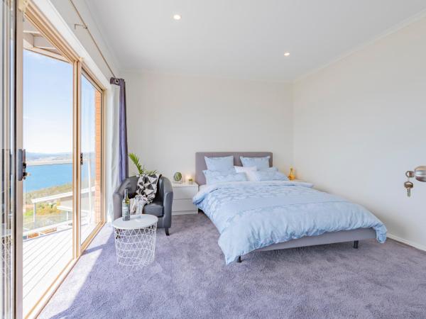 Nature & Relax House, Panoramic sea view, Free parking 37 : photo 2 de la chambre chambre lit queen-size avec salle de bains commune