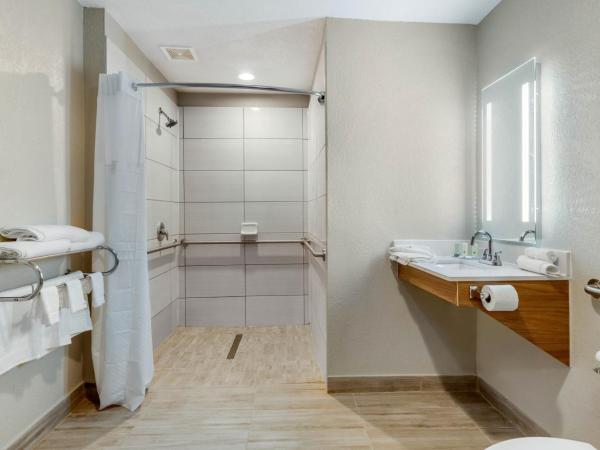 Quality Inn Downtown - near Market Square : photo 2 de la chambre chambre lit queen-size accessible aux personnes à mobilité réduite - non-fumeurs