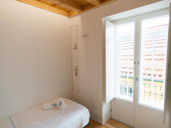 Change The World Hostels - Coimbra - Almedina : photo 5 de la chambre lit dans dortoir mixte de 3 lits