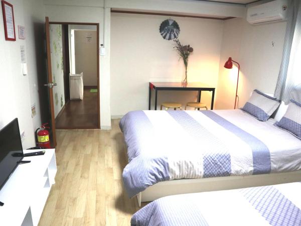 Jeong House : photo 6 de la chambre chambre quadruple Économique avec salle de bains commune