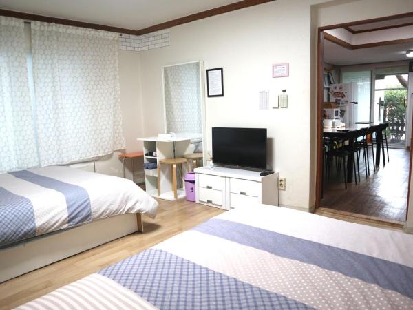 Jeong House : photo 10 de la chambre chambre quadruple Économique avec salle de bains commune