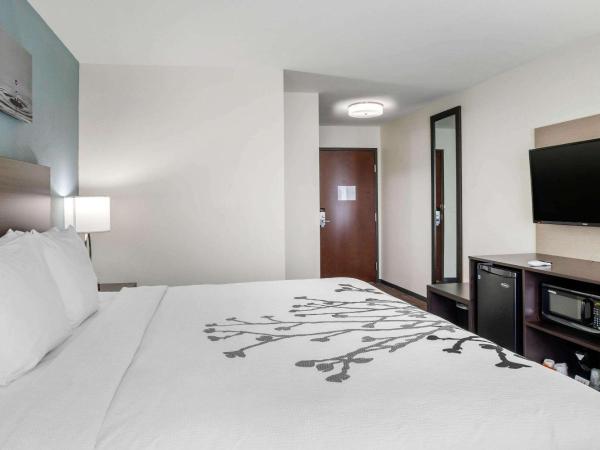 Sleep Inn & Suites near Westchase : photo 4 de la chambre chambre lit king-size avec baignoire - non-fumeurs