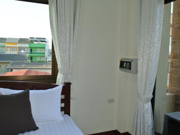 Baan Taweesuk Guest House : photo 5 de la chambre chambre double de luxe avec vue partielle sur l'océan