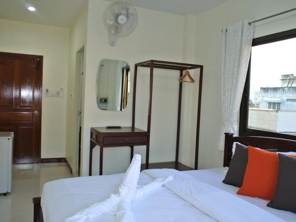 Baan Taweesuk Guest House : photo 4 de la chambre chambre double de luxe avec vue partielle sur l'océan