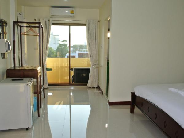 Baan Taweesuk Guest House : photo 1 de la chambre chambre double de luxe avec vue partielle sur l'océan
