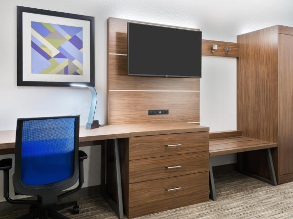 Holiday Inn Express & Suites - Columbus Airport East, an IHG Hotel : photo 5 de la chambre chambre standard avec 2 lits queen-size