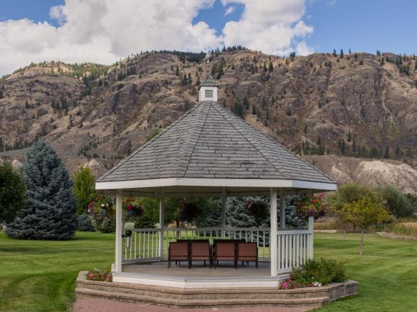 South Thompson Inn & Conference Centre : photo 1 de la chambre chambre lit queen-size - vue sur montagnes