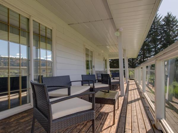 South Thompson Inn & Conference Centre : photo 1 de la chambre chambre lit queen-size - vue sur rivière
