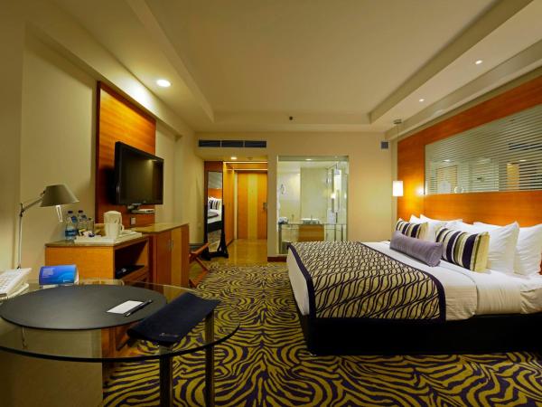 Radisson Blu Hotel Ahmedabad : photo 9 de la chambre superior room with king or twin bed 15% discount on food & beverage & spa						