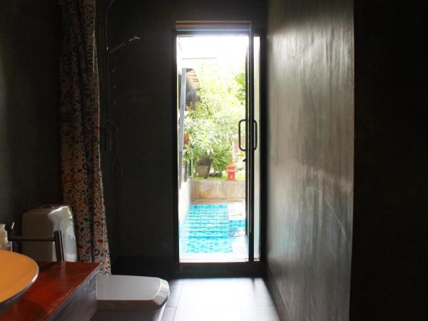 Villa Thapae : photo 9 de la chambre chambre double standard avec accès à la piscine