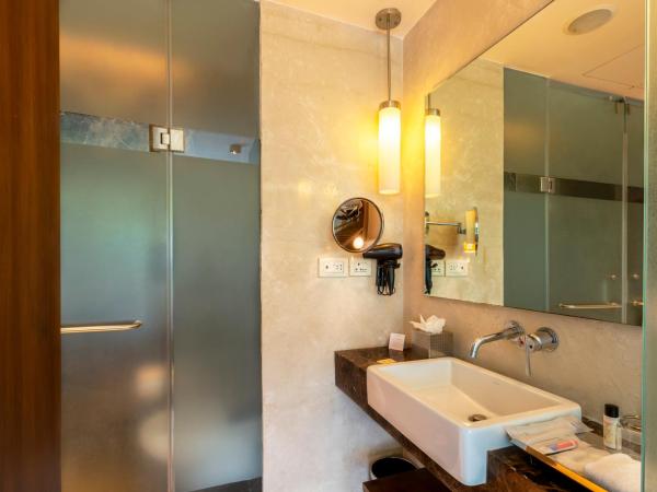 Vivanta Bengaluru, Whitefield : photo 1 de la chambre premium room pool view queen bed