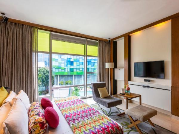 Vivanta Bengaluru, Whitefield : photo 2 de la chambre premium room pool view queen bed
