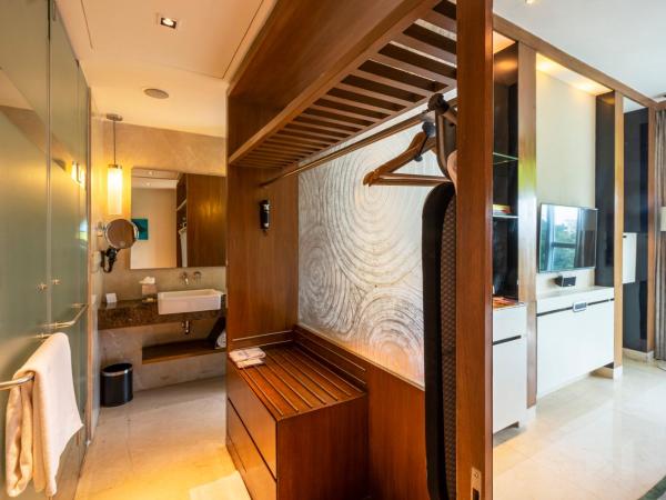 Vivanta Bengaluru, Whitefield : photo 3 de la chambre premium room pool view queen bed