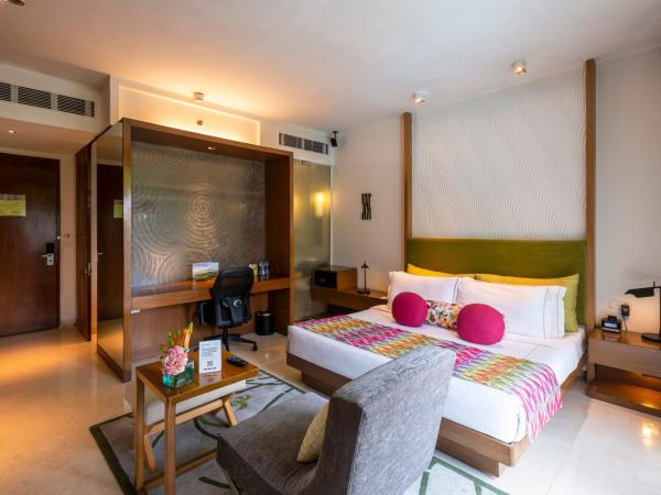 Vivanta Bengaluru, Whitefield : photo 5 de la chambre premium room pool view queen bed