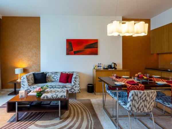 Vivanta Bengaluru, Whitefield : photo 3 de la chambre deluxe suite city view queen bed