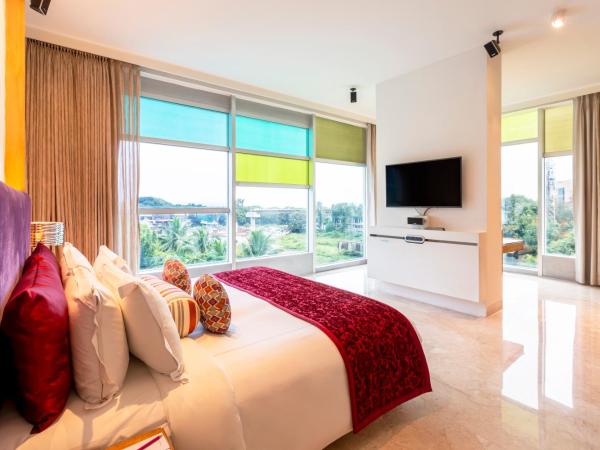 Vivanta Bengaluru, Whitefield : photo 6 de la chambre premium suite pool view king bed