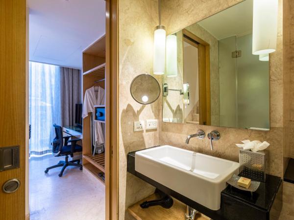 Vivanta Bengaluru, Whitefield : photo 2 de la chambre loft suite pool view king bed