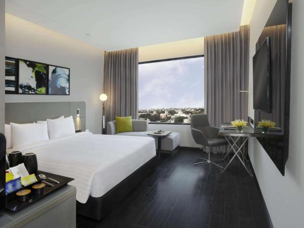 Novotel Chennai Chamiers Road : photo 1 de la chambre superior room with one king size bed