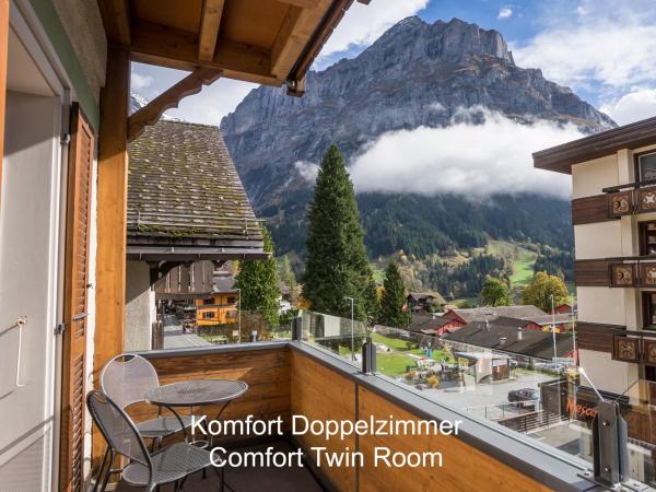 Hotel Hirschen - Grindelwald : photo 6 de la chambre chambre double avec balcon et vue sur la montagne
