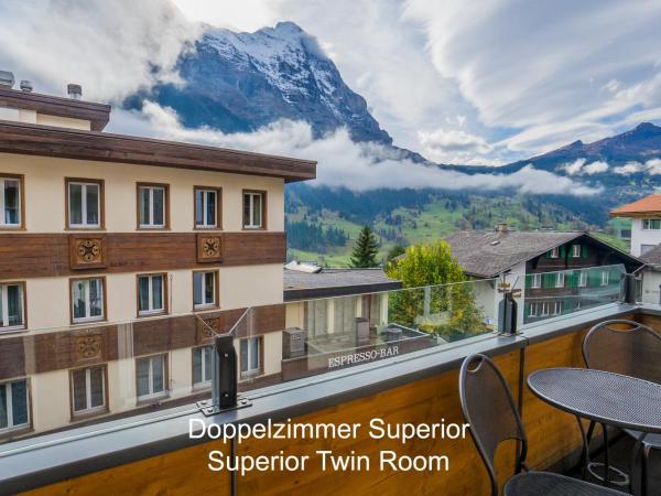 Hotel Hirschen - Grindelwald : photo 5 de la chambre chambre double supérieure avec balcon et vue sur la montagne