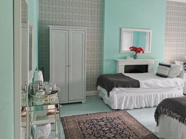 Caspian Hotel : photo 1 de la chambre chambre quadruple avec salle de bains privative