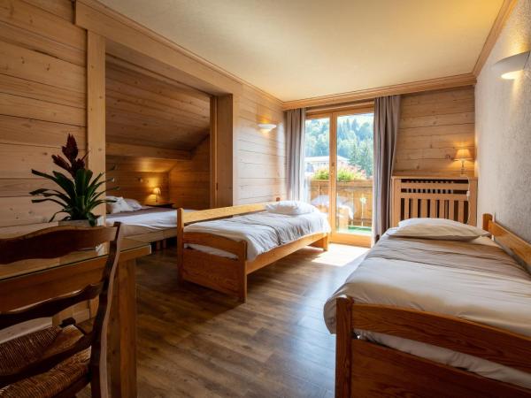 Hôtel La Montagne : photo 4 de la chambre chambre familiale avec balcon