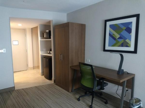 Holiday Inn Express & Suites - Indianapolis Northwest, an IHG Hotel : photo 8 de la chambre suite - adaptée aux personnes malentendantes - non-fumeurs