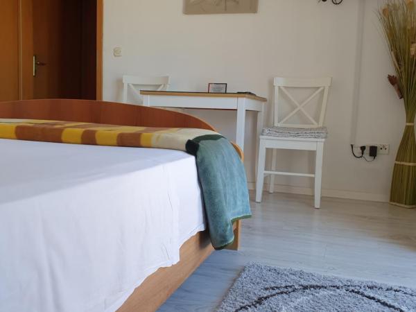 Villa Julian : photo 3 de la chambre chambre double standard avec balcon 