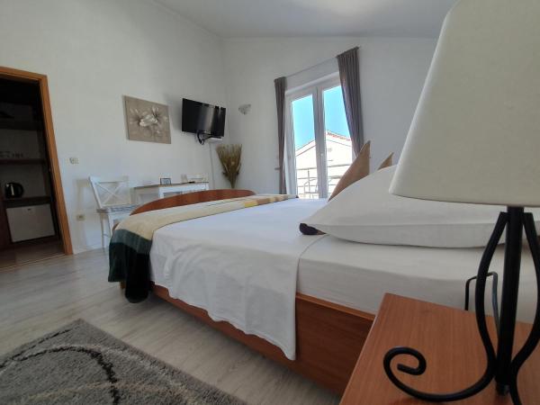 Villa Julian : photo 7 de la chambre chambre double standard avec balcon 