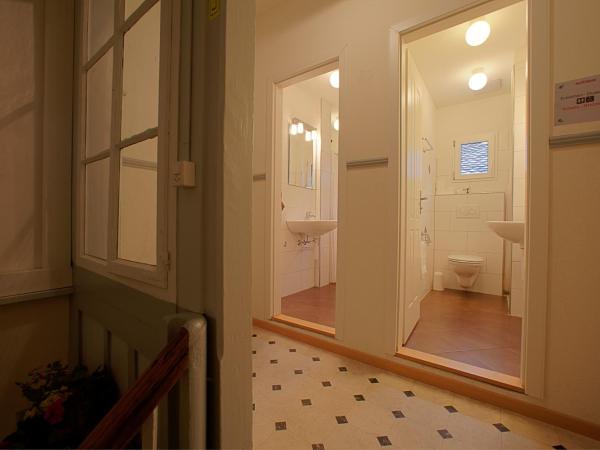 Alplodge : photo 8 de la chambre lit simple dans dortoir mixte avec salle de bains commune 