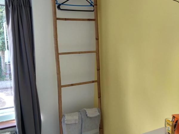 Bed and Breakfast Amsterdam Holy Dove : photo 5 de la chambre chambre double avec salle de bains commune