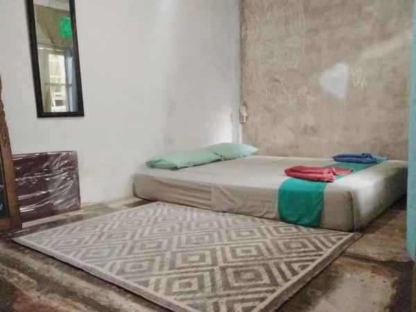Yez Yez Yez All Good Hostel : photo 4 de la chambre chambre double avec salle de bains commune