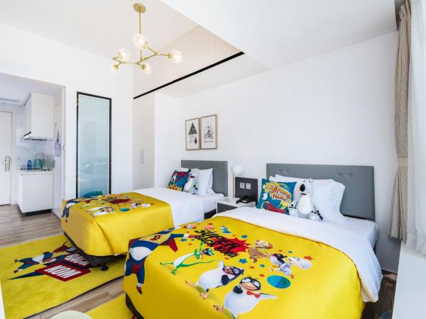 深圳金中环服务公寓-深业上城店 Golden Central Serviced Residence Shenzhen-UpperHills : photo 1 de la chambre appartement avec vue sur la montagne