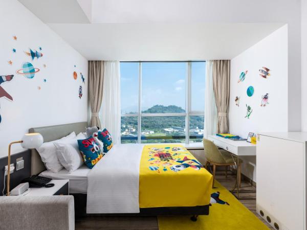 深圳金中环服务公寓-深业上城店 Golden Central Serviced Residence Shenzhen-UpperHills : photo 3 de la chambre appartement avec vue sur la montagne