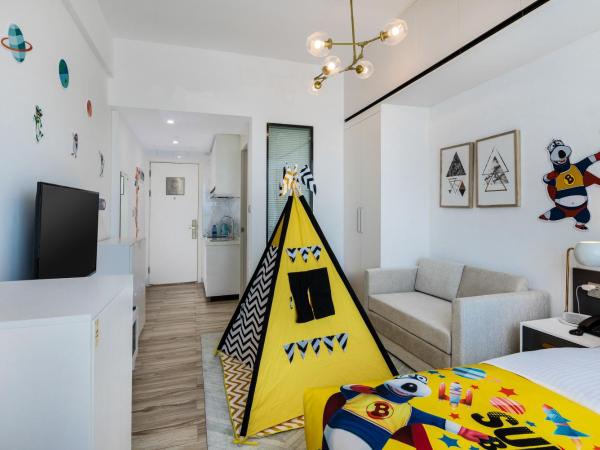 深圳金中环服务公寓-深业上城店 Golden Central Serviced Residence Shenzhen-UpperHills : photo 4 de la chambre appartement avec vue sur la montagne