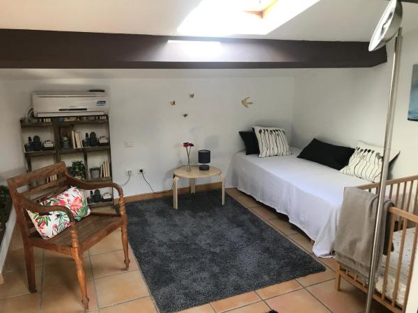 Plan de Cuques T2 : photo 6 de la chambre chambre triple avec salle de bains privative séparée