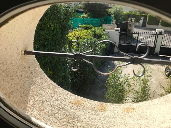 Plan de Cuques T2 : photo 8 de la chambre chambre triple avec salle de bains privative séparée