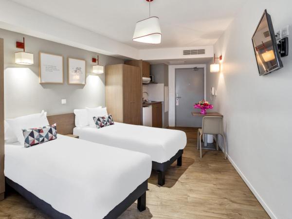 Appart'City Confort Mulhouse : photo 2 de la chambre studio avec 2 lits simples